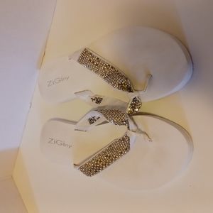 USED ZIGIny WHITE (FLIPPY) SANDALS SIZE 8